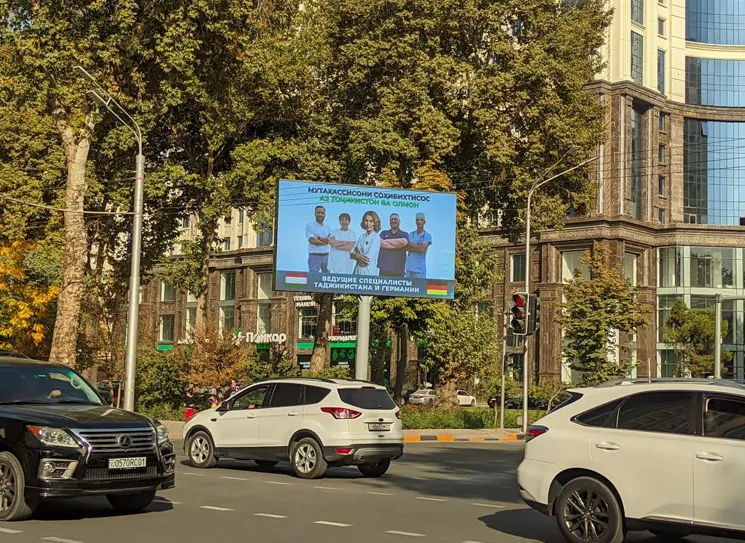 Душанбе, пр. Рудаки (напротив «Де Факто»)перекресток парка Рудаки